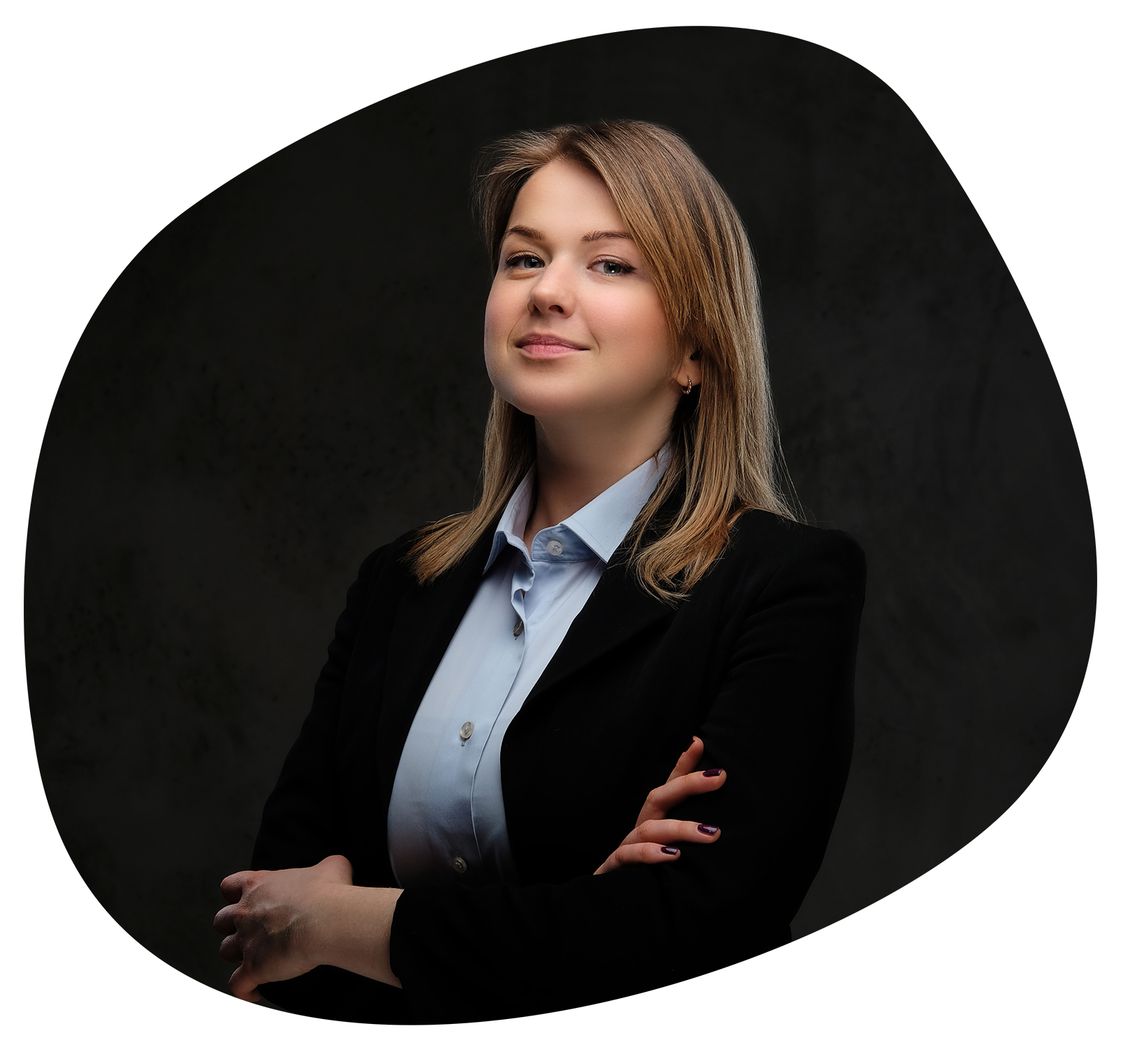 portrait-smiling-blonde-businesswoman-formal-dressed-standing-with-crossed-arms-isolated-dark-textured-background